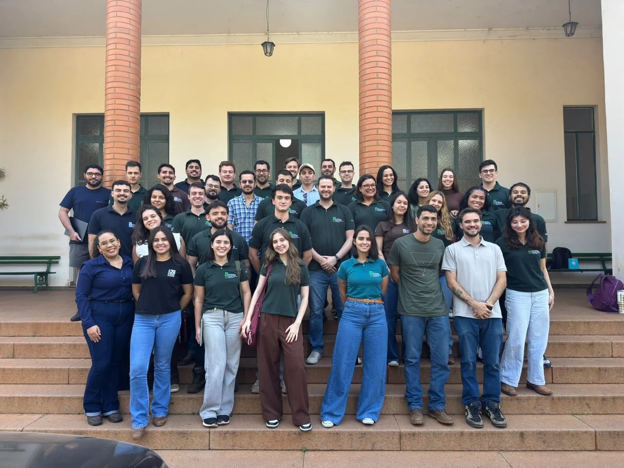 Equipe do Grupo SOHMA reunida na escadaria do Departamento de Ciência do Solo da ESALQ/USP